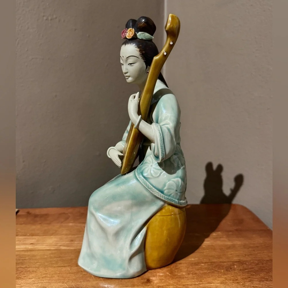 Seated Japanese Geisha Girl Playing the Pipa Hand Painted Porcelain Figurine 🏯